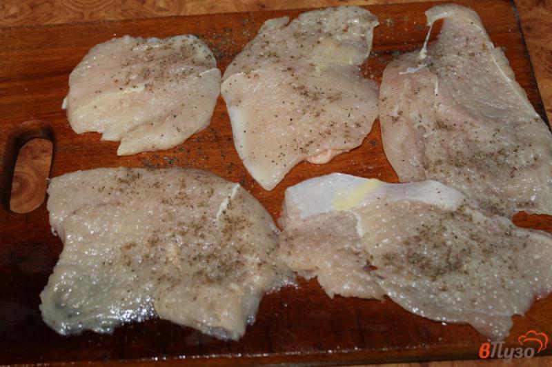 Фото приготовление рецепта: Отбивные из куриного филе с чесночным вкусом шаг №4