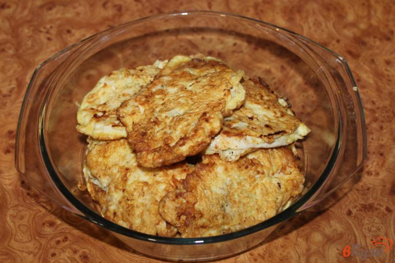 Фото приготовление рецепта: Отбивные из куриного филе с чесночным вкусом шаг №8
