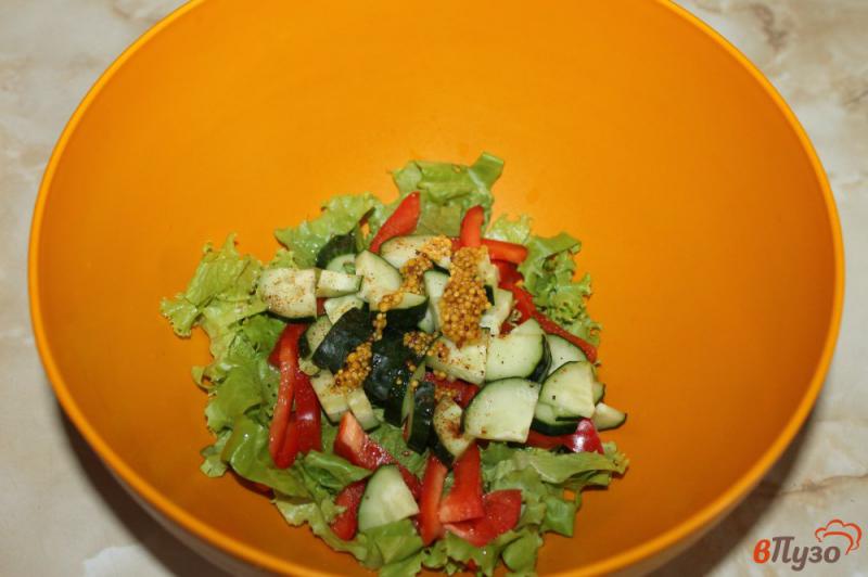 Фото приготовление рецепта: Фитнес салат с рыбой и овощами шаг №4
