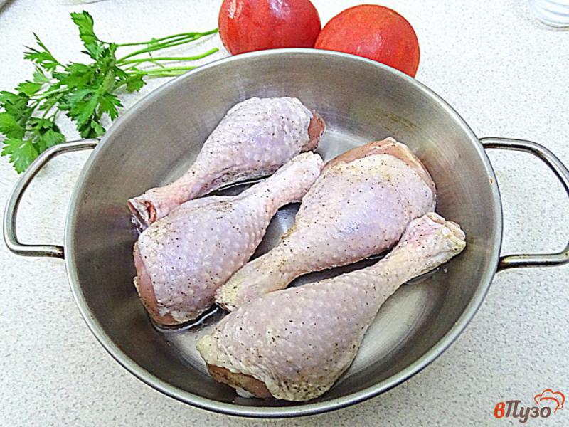 Фото приготовление рецепта: Куриные голени запеченные с томатами шаг №3