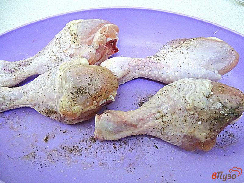 Фото приготовление рецепта: Куриные голени запеченные с томатами шаг №2