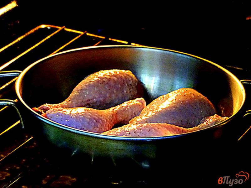 Фото приготовление рецепта: Куриные голени запеченные с томатами шаг №5