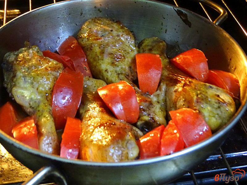 Фото приготовление рецепта: Куриные голени запеченные с томатами шаг №8