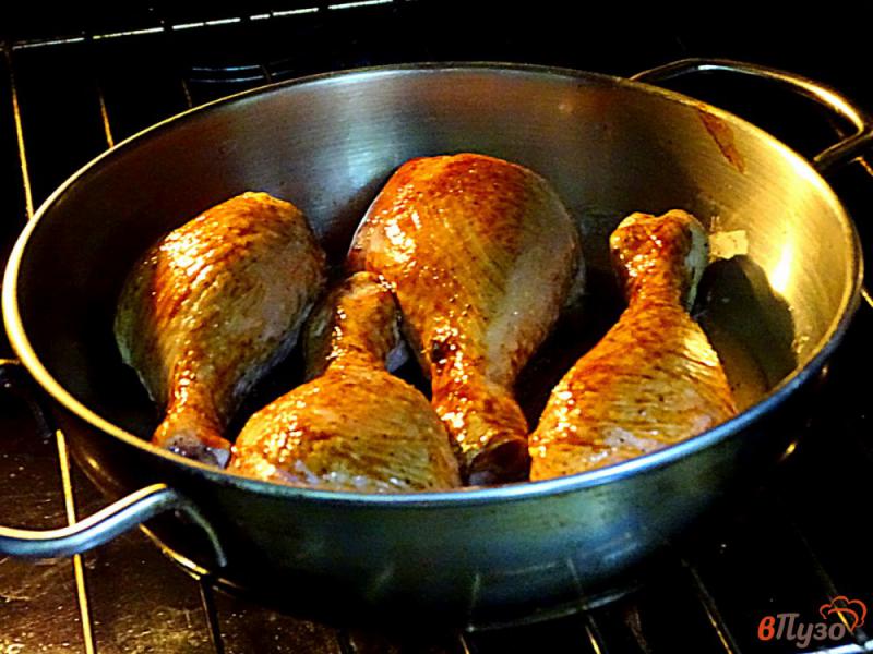 Фото приготовление рецепта: Куриные голени запеченные с томатами шаг №7