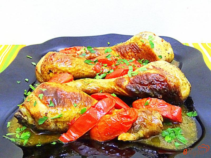 Фото приготовление рецепта: Куриные голени запеченные с томатами шаг №10