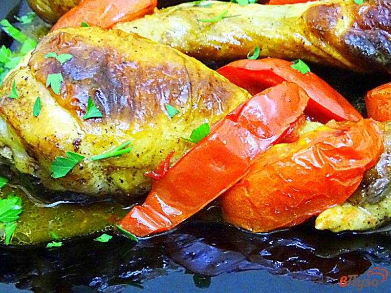 Фото приготовление рецепта: Куриные голени запеченные с томатами шаг №9
