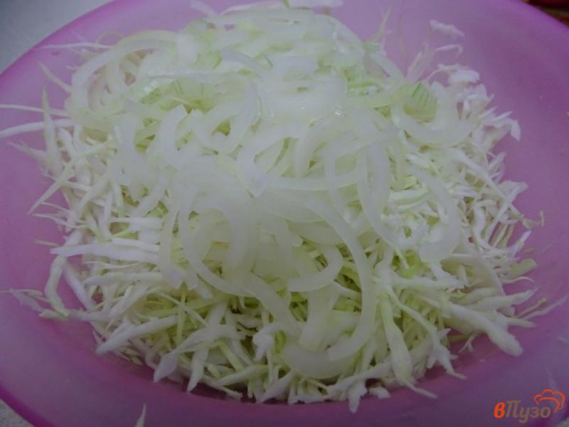 Фото приготовление рецепта: Салат из капусты с помидорами и бальзамическим уксусом шаг №4