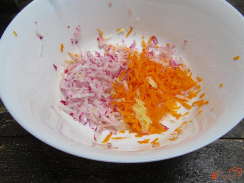 Фото приготовление рецепта: Салат из редиса с морковью и сыром шаг №2