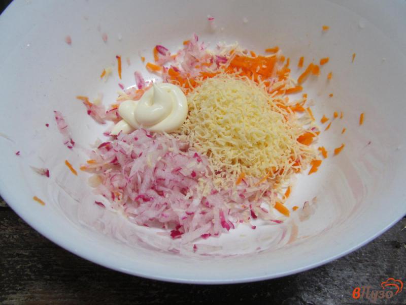 Фото приготовление рецепта: Салат из редиса с морковью и сыром шаг №3