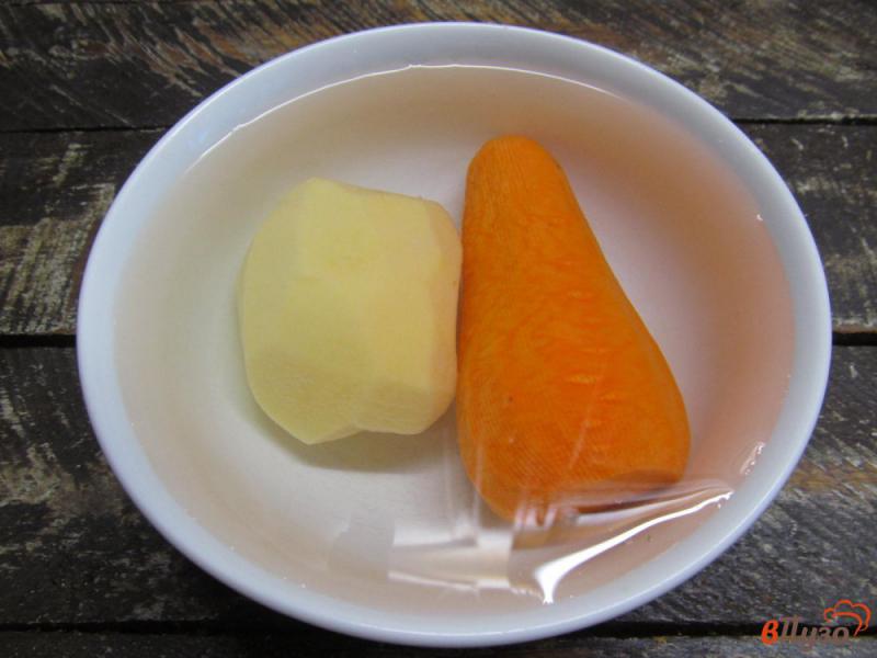 Фото приготовление рецепта: Картофельная бабка с мясным фаршем шаг №2
