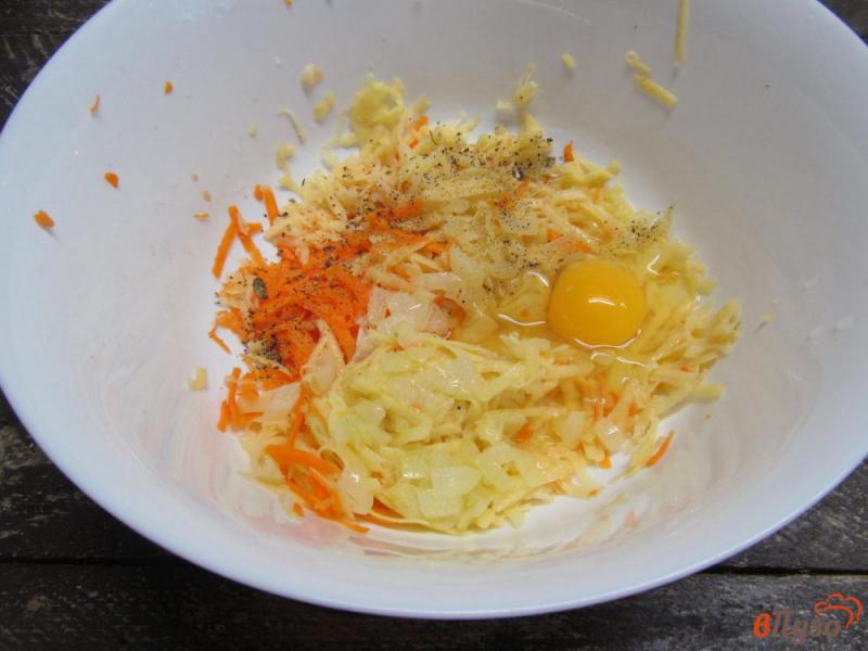 Фото приготовление рецепта: Картофельная бабка с мясным фаршем шаг №4