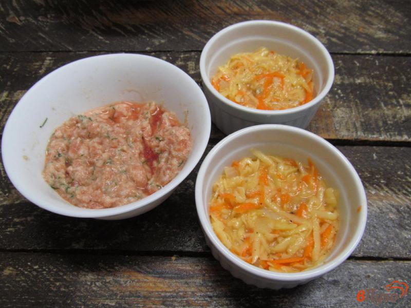Фото приготовление рецепта: Картофельная бабка с мясным фаршем шаг №5