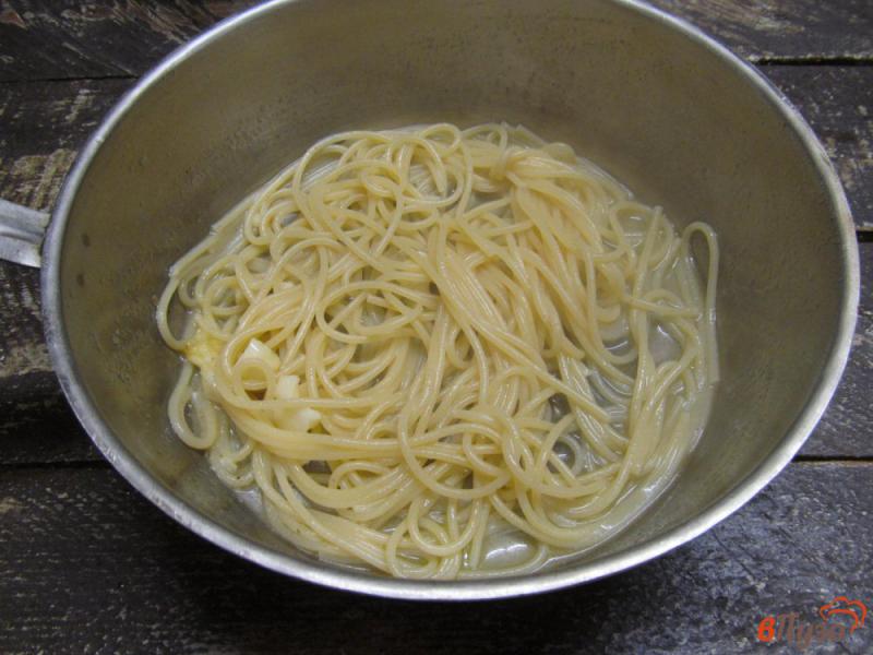 Фото приготовление рецепта: Паста спагетти с рукколой и сыром шаг №3