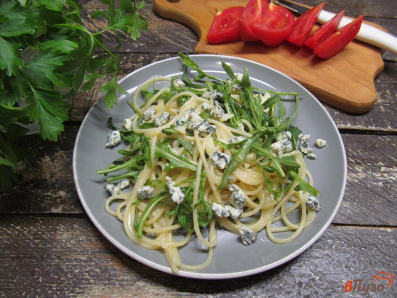 Фото приготовление рецепта: Паста спагетти с рукколой и сыром шаг №5