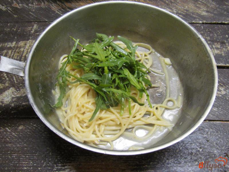 Фото приготовление рецепта: Паста спагетти с рукколой и сыром шаг №4