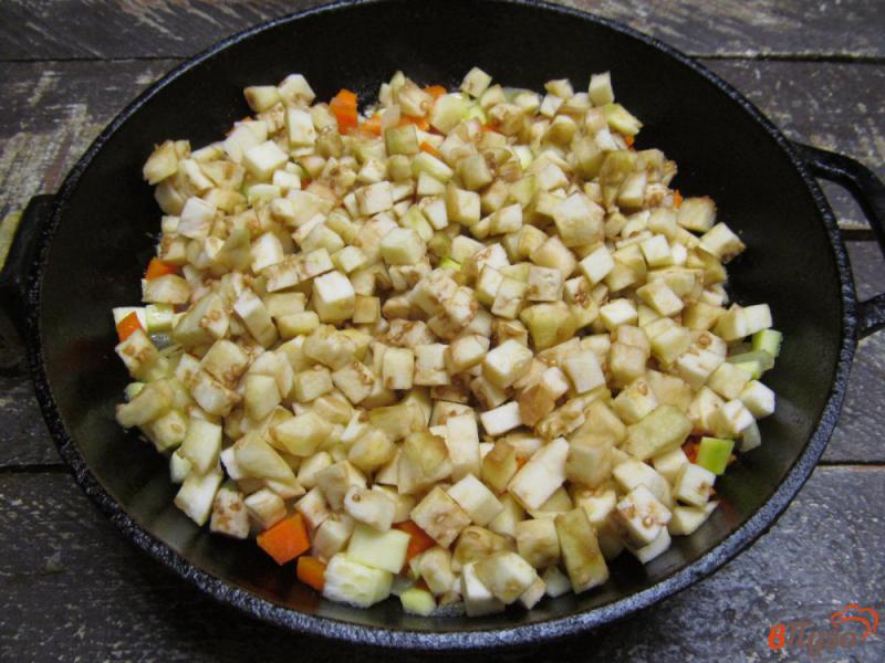 Фото приготовление рецепта: Тушеные баклажаны и кабачки в сметане шаг №4