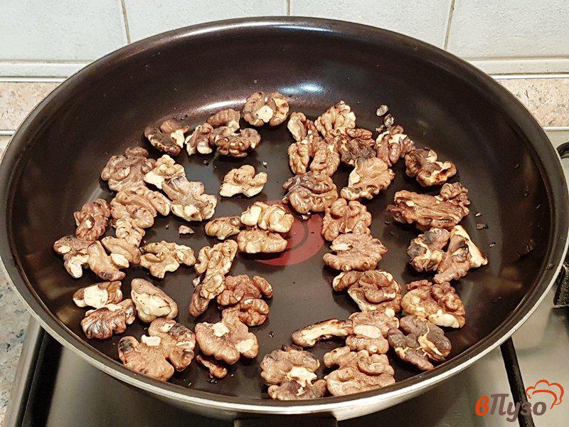 Фото приготовление рецепта: Ореховые булочки с корицей шаг №4
