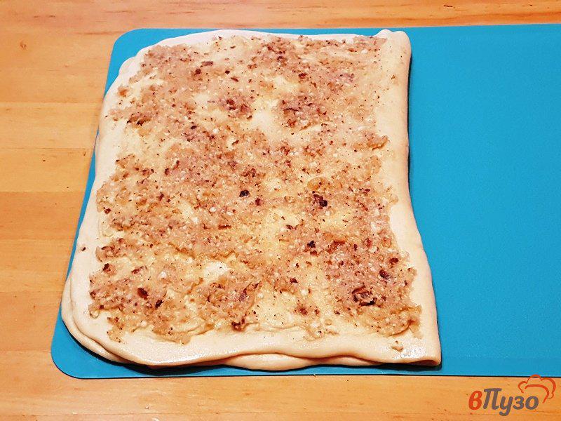 Фото приготовление рецепта: Ореховые булочки с корицей шаг №11