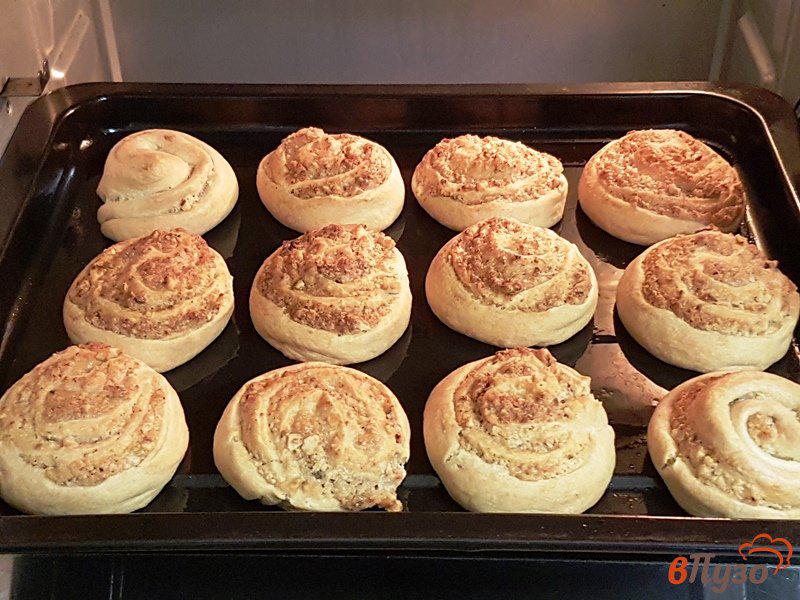 Фото приготовление рецепта: Ореховые булочки с корицей шаг №14