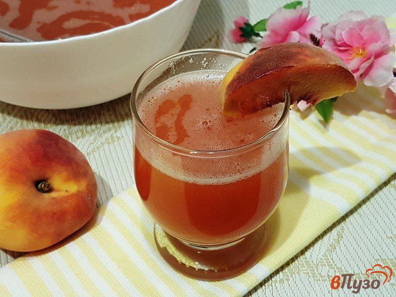 Фото приготовление рецепта: Персиковый напиток с лимонами шаг №11