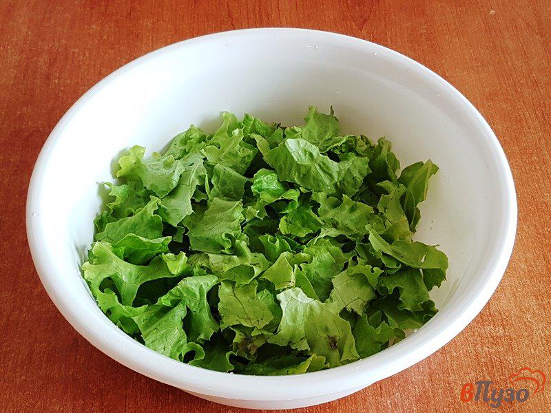Фото приготовление рецепта: Зеленый салат с тунцом шаг №2
