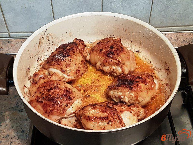 Фото приготовление рецепта: Жареные куриные бедра с рисом шаг №5
