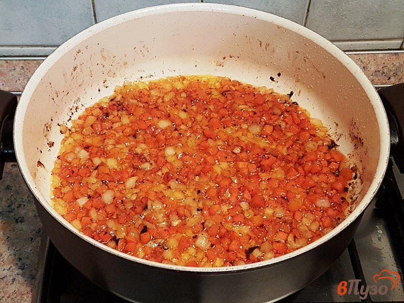 Фото приготовление рецепта: Жареные куриные бедра с рисом шаг №6