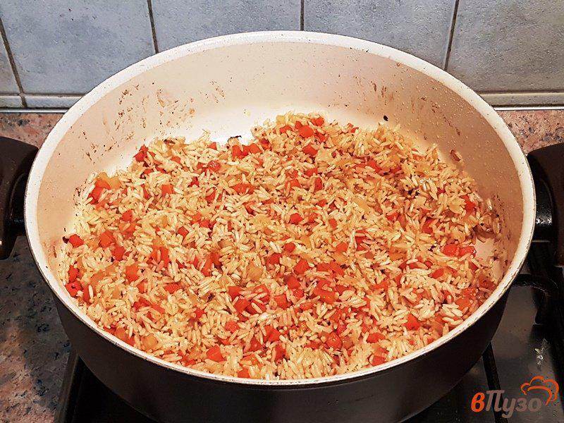 Фото приготовление рецепта: Жареные куриные бедра с рисом шаг №7