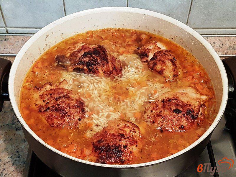 Фото приготовление рецепта: Жареные куриные бедра с рисом шаг №9