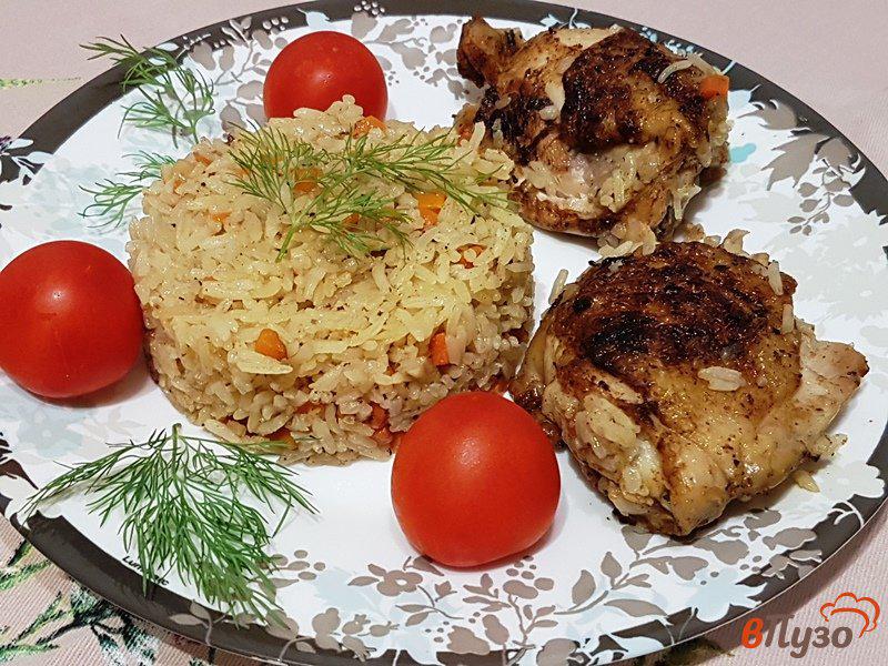 Фото приготовление рецепта: Жареные куриные бедра с рисом шаг №11