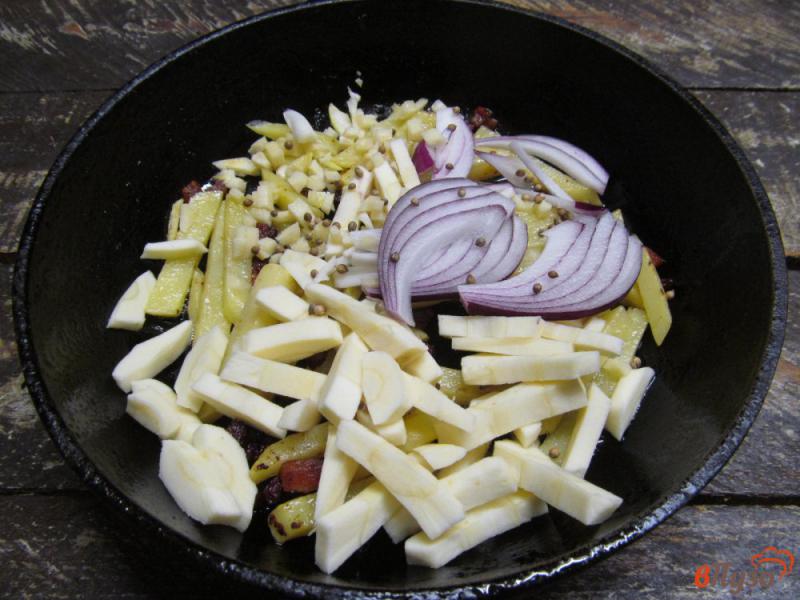 Фото приготовление рецепта: Жареный картофель с пастернаком и яйцом шаг №4