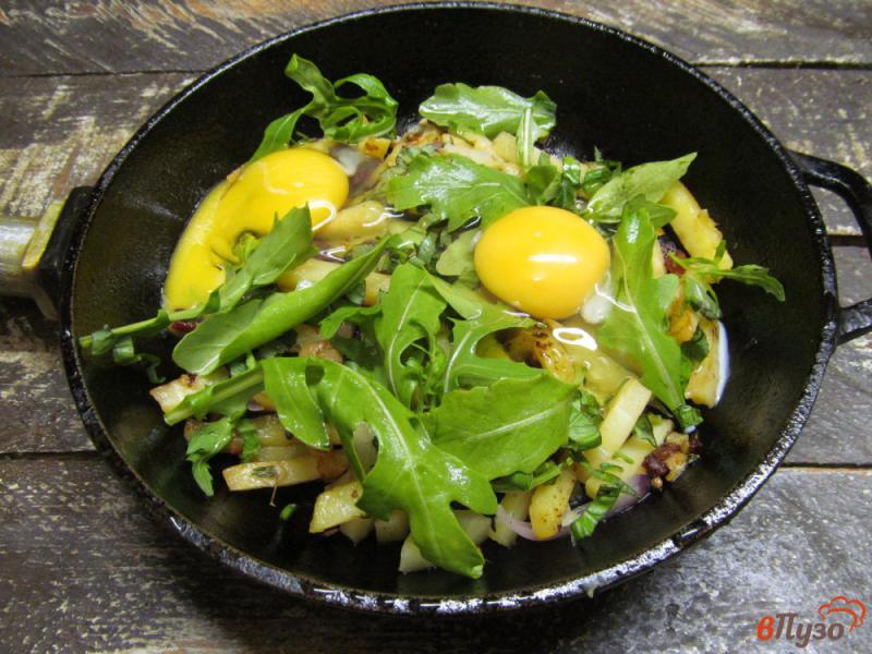 Фото приготовление рецепта: Жареный картофель с пастернаком и яйцом шаг №5