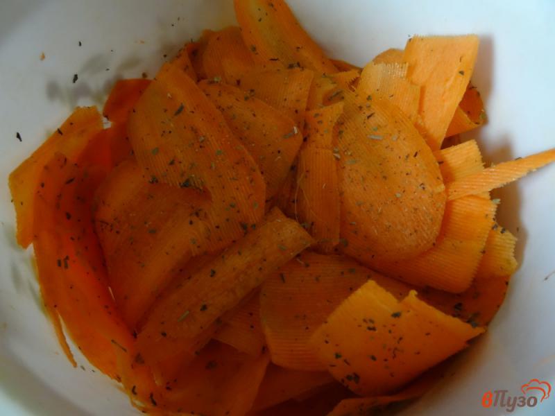 Фото приготовление рецепта: Морковные чипсы в микроволновке шаг №3