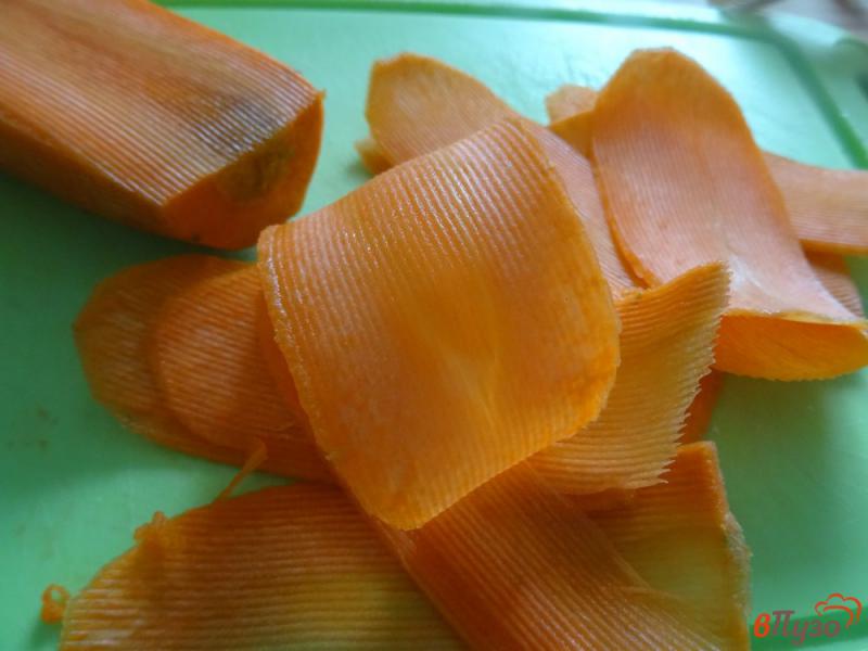 Фото приготовление рецепта: Морковные чипсы в микроволновке шаг №1