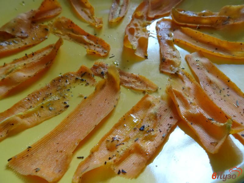 Фото приготовление рецепта: Морковные чипсы в микроволновке шаг №5