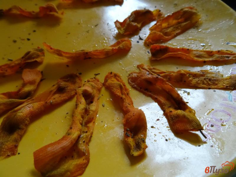 Фото приготовление рецепта: Морковные чипсы в микроволновке шаг №6