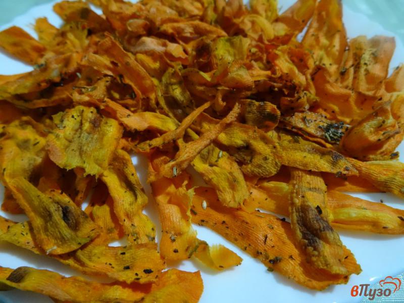 Фото приготовление рецепта: Морковные чипсы в микроволновке шаг №7
