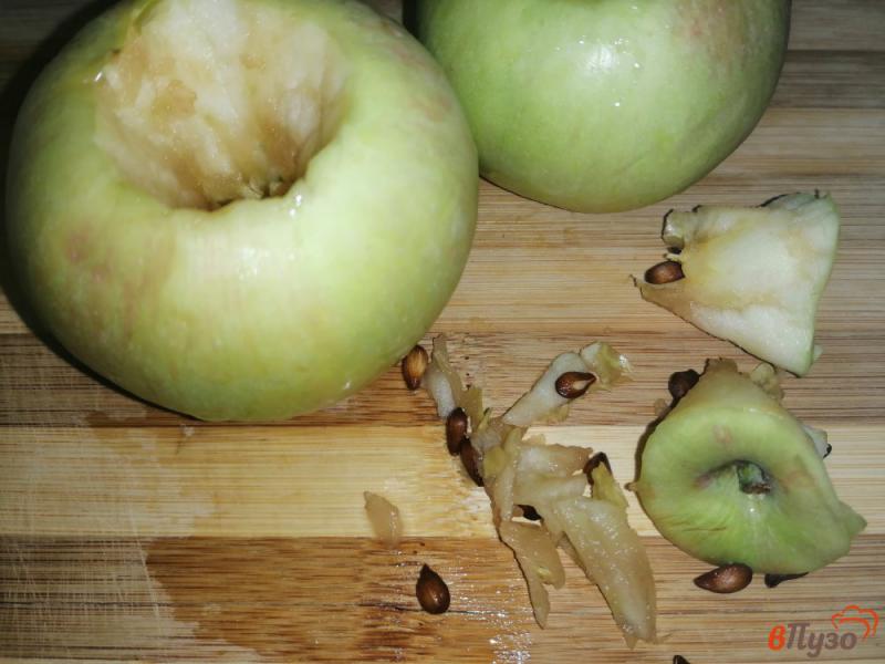 Фото приготовление рецепта: Яблоки запеченные со смородиной, медом и корицей шаг №2