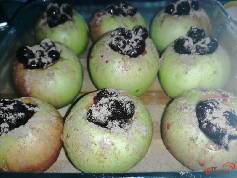 Фото приготовление рецепта: Яблоки запеченные со смородиной, медом и корицей шаг №5