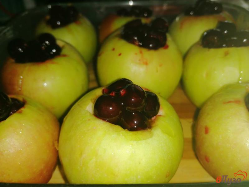 Фото приготовление рецепта: Яблоки запеченные со смородиной, медом и корицей шаг №4