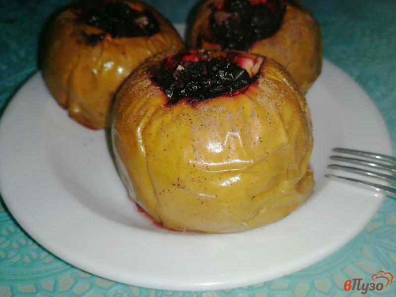 Фото приготовление рецепта: Яблоки запеченные со смородиной, медом и корицей шаг №7