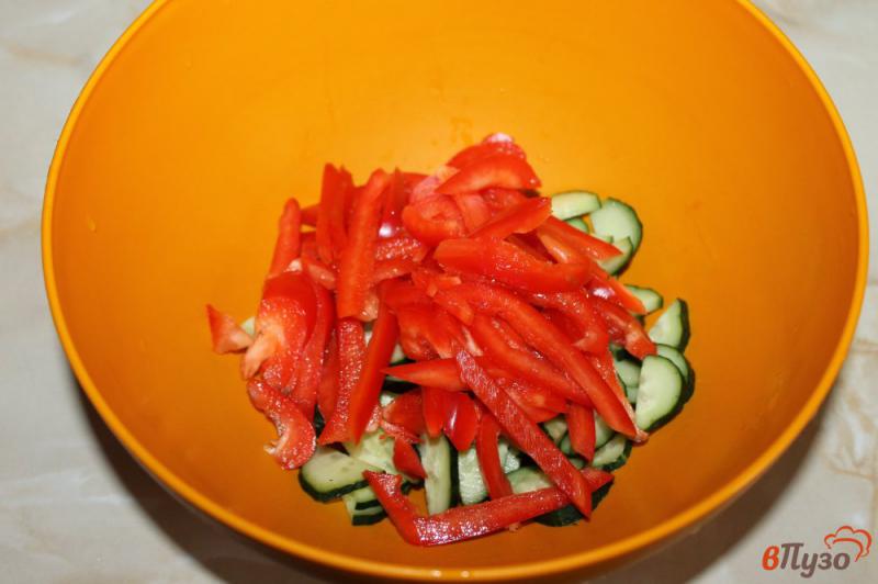 Фото приготовление рецепта: Салат из огурцов и перца с зернистой горчицей шаг №2