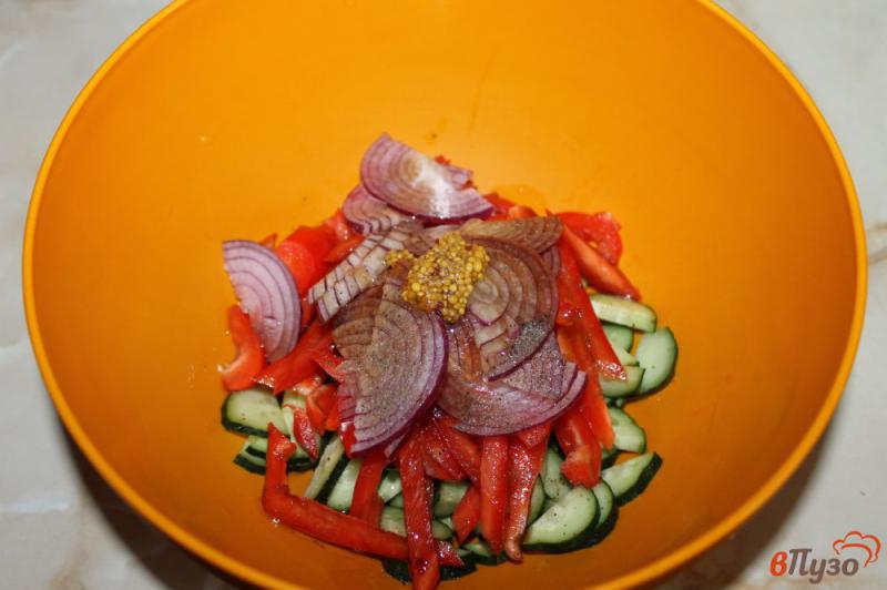 Фото приготовление рецепта: Салат из огурцов и перца с зернистой горчицей шаг №4