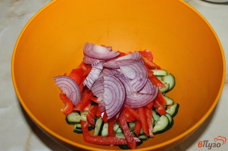 Фото приготовление рецепта: Салат из огурцов и перца с зернистой горчицей шаг №3