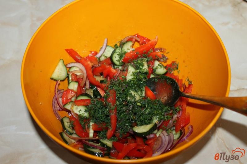 Фото приготовление рецепта: Салат из огурцов и перца с зернистой горчицей шаг №5