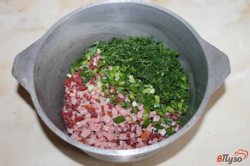 Фото приготовление рецепта: Окрошка с копченой колбасой и отварной свининой шаг №2