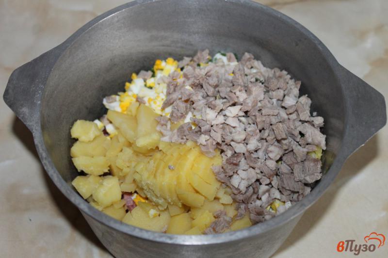 Фото приготовление рецепта: Окрошка с копченой колбасой и отварной свининой шаг №4