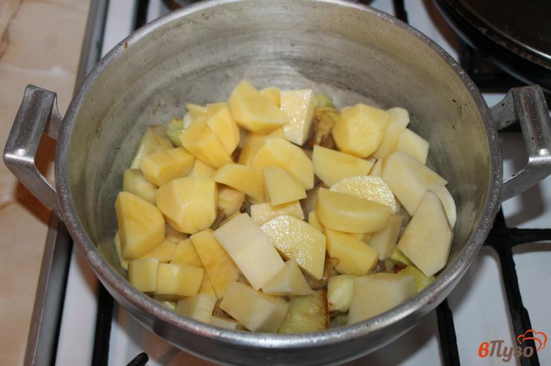 Фото приготовление рецепта: Тушеный картофель с баклажаном и кабачком шаг №4