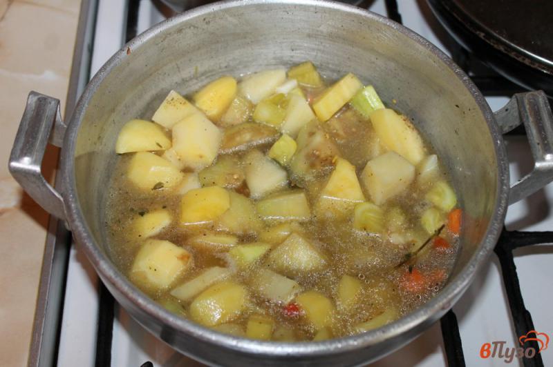 Фото приготовление рецепта: Тушеный картофель с баклажаном и кабачком шаг №5