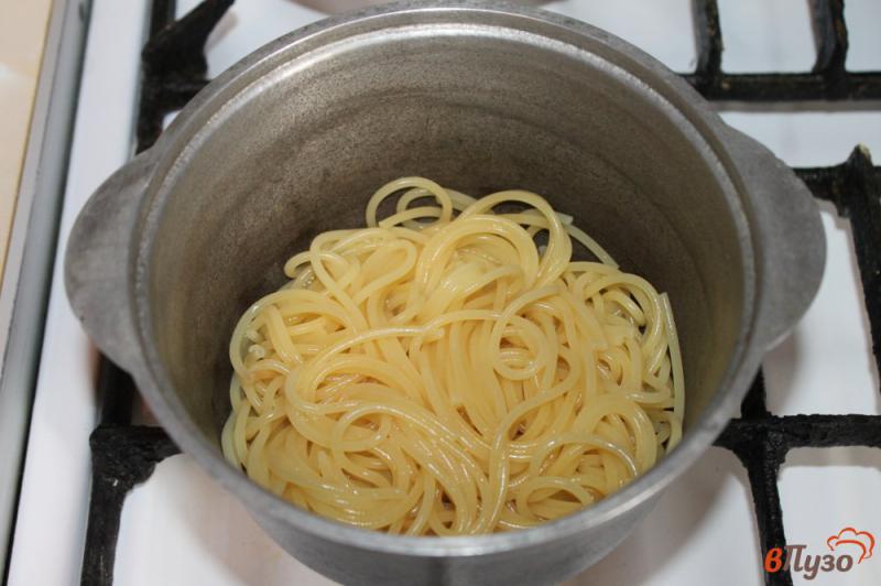 Фото приготовление рецепта: Спагетти с сыром и соусом Песто шаг №2